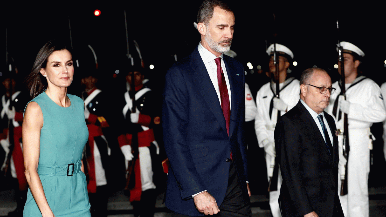 Los Reyes llegan a Buenos Aires y esperan una hora para bajar del avión