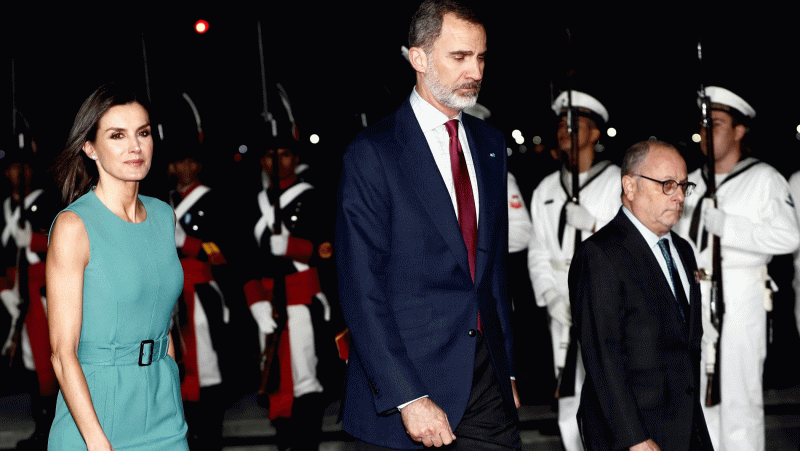 Los Reyes llegan a Buenos Aires y esperan una hora para bajar del avión