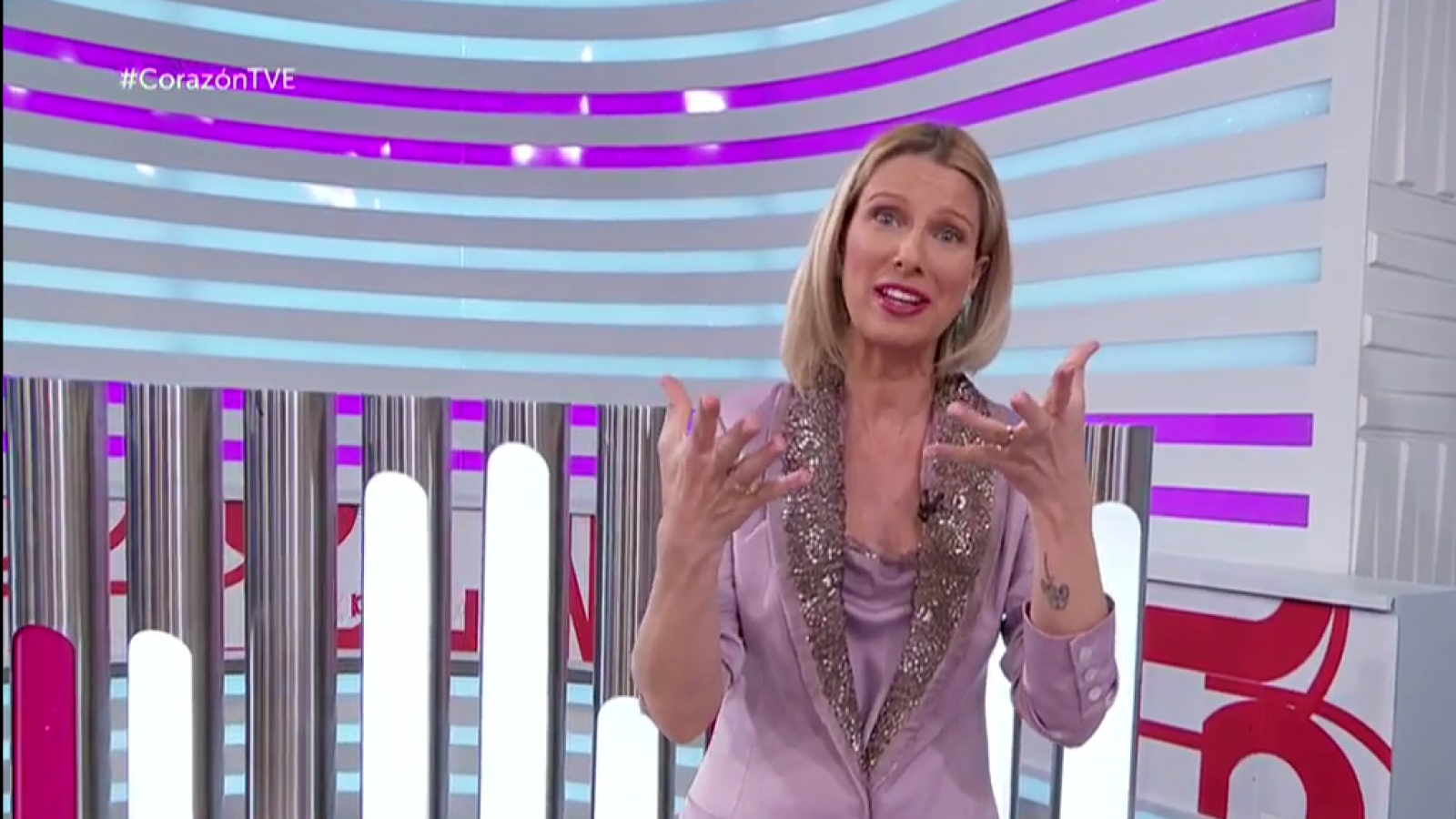 Anne Igartiburu luce un diseño de Rosa - D Corazón | Ver