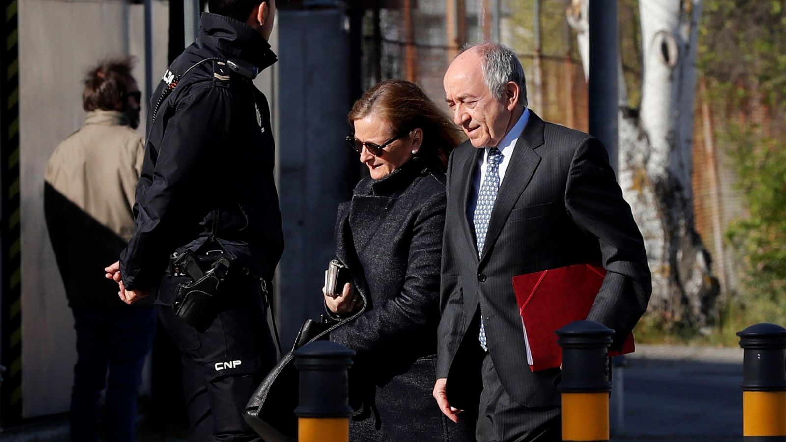 En el juicio de Bankia ha declarado este lunes el que fue gobernador del Banco de España, Miguel Ángel Fernández Ordóñez. Los principales acusados le responsabilizan tanto de la fusión de las cajas que dio lugar a Bankia como de la salida a Bolsa de