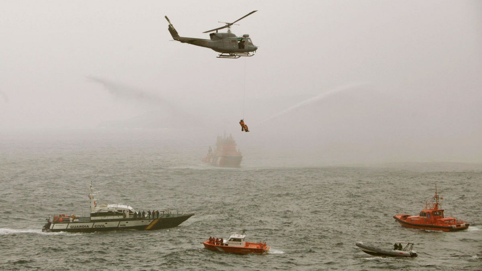 El Ejército del Aire colabora con Salvamento Marítimo en la búsqueda de pateras | Ver