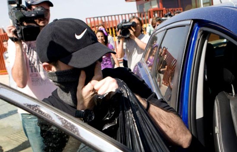 El hermanastro de Miguel Carcaño abandona la prisión | Ver