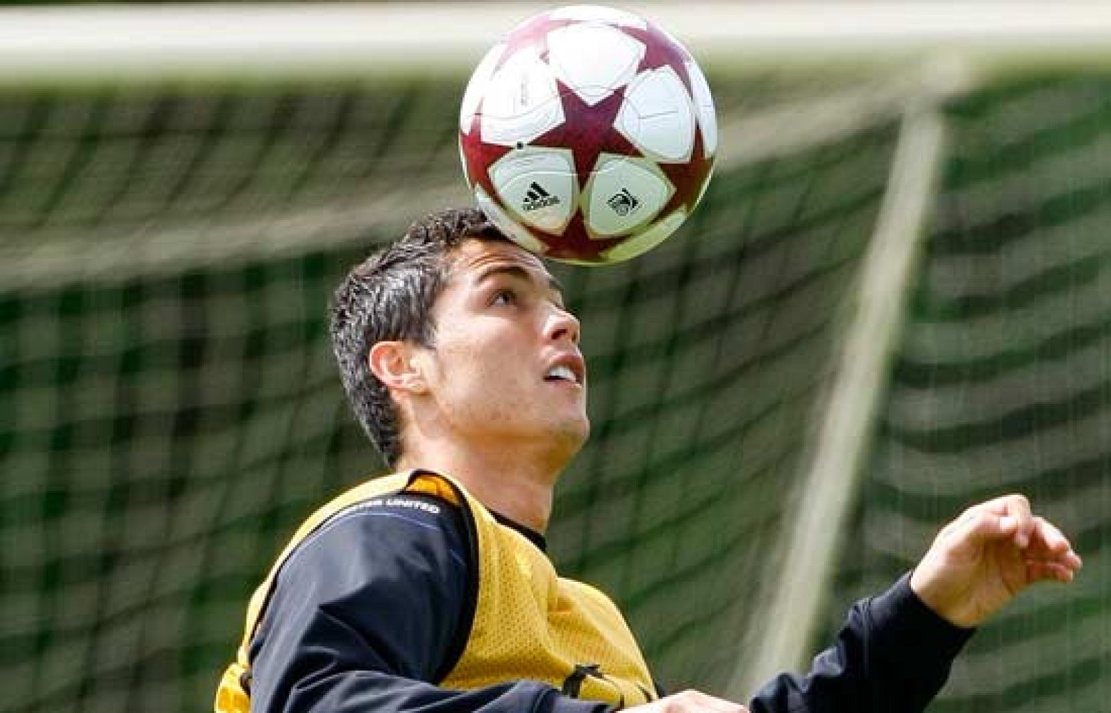 El Manchester United prepara la final de la Champions frente al Barcelona concienciados para frenar a Leo Messi con la notable ausencia de Rio Ferdinand en la defensa por lesión.