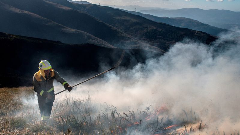 El incendio forestal que afecta a los municipios coruñeses de Dodro y Rianxo ha quemado ya unas 750 hectáreas de superficie, según los datos actualizados por la Consellería do Medio Rural.En su control, indica Medio Rural, han colaborado cuatro avion