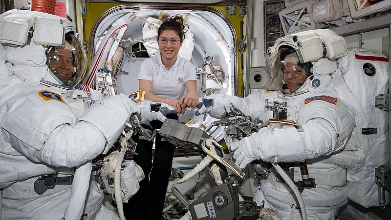 Cancelan el primer paseo espacial solo de mujeres por falta de un traje adecuado