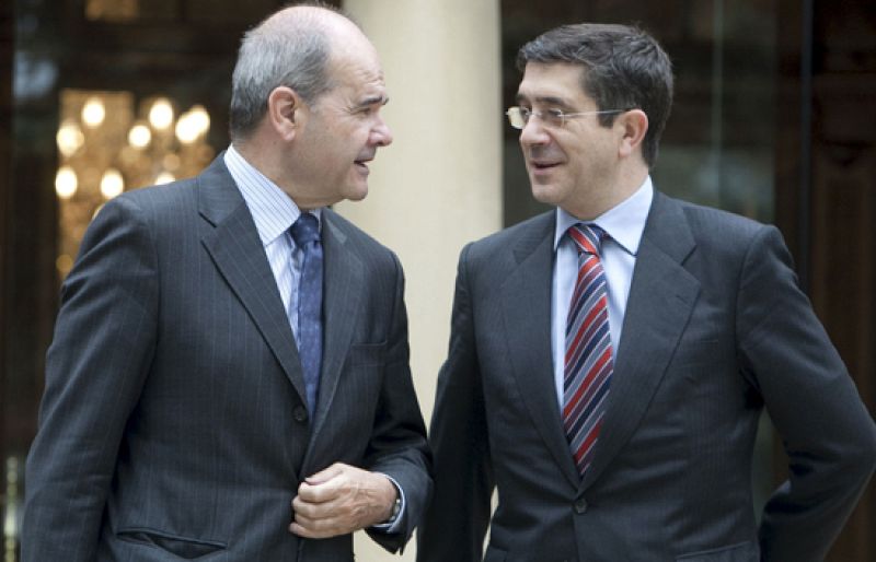 El lehendakari se ha reunido esta mañana con el vicepresidente tercero, Manuel Chaves, en Ajuria Enea | Ver