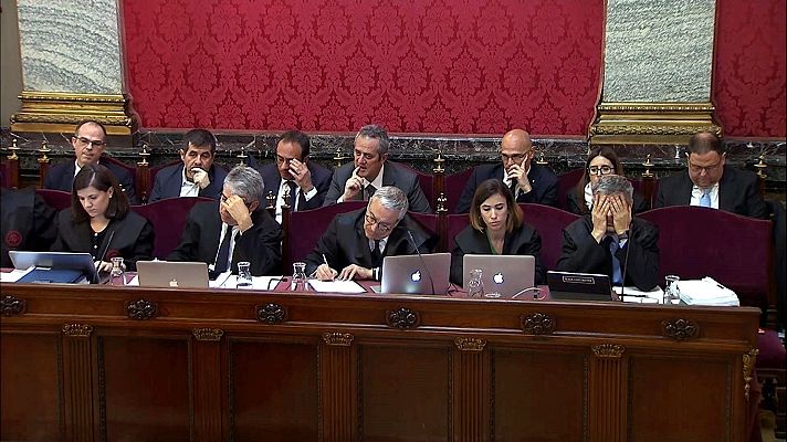 Informativo 24h - Un observador del 1-O relata que la Policía irrumpió en un local rompiendo las puertas