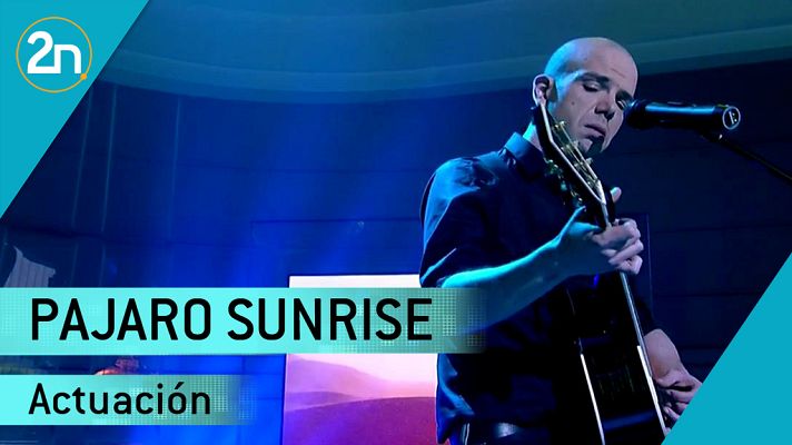 La 2 Noticias - Pajaro Sunrise canta 'Drive On'