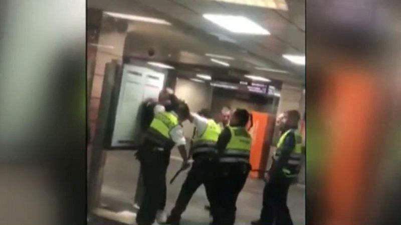 Paliza de varios vigilantes a un marroquí en una estación de Renfe en Barcelona - Telediario 1 | Ver
