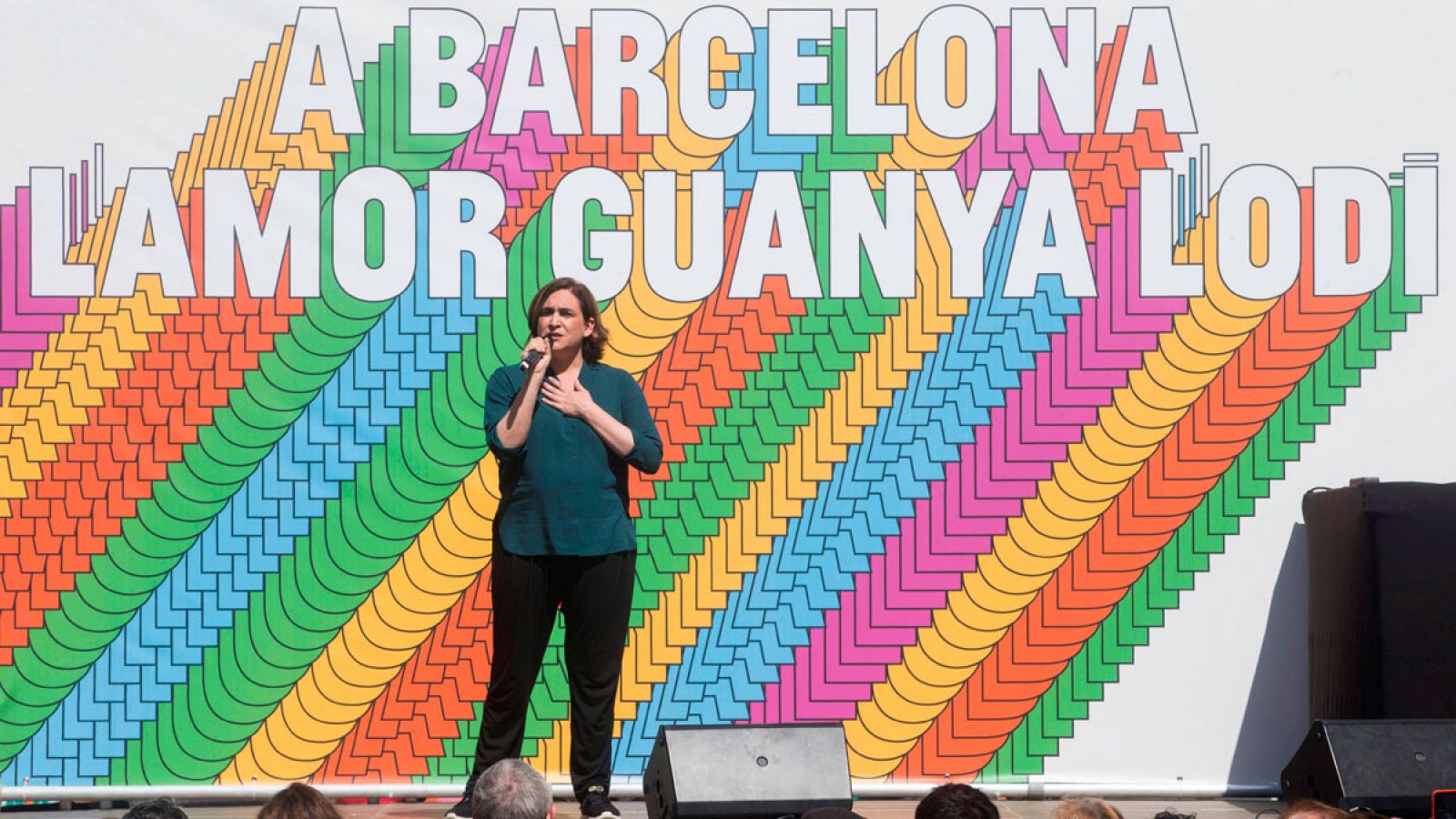 Los comunes protestan contra el acto organizado por Vox en Barcelona