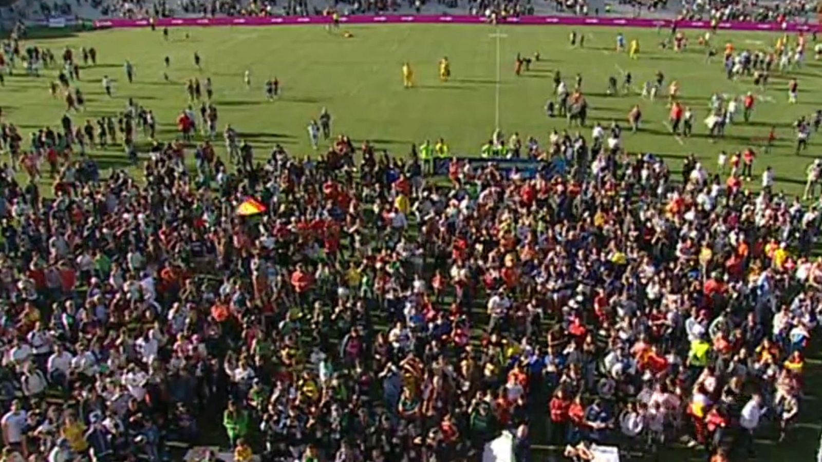 Las jugadoras alzan la copa ante el delirio de 9.000 espectadores