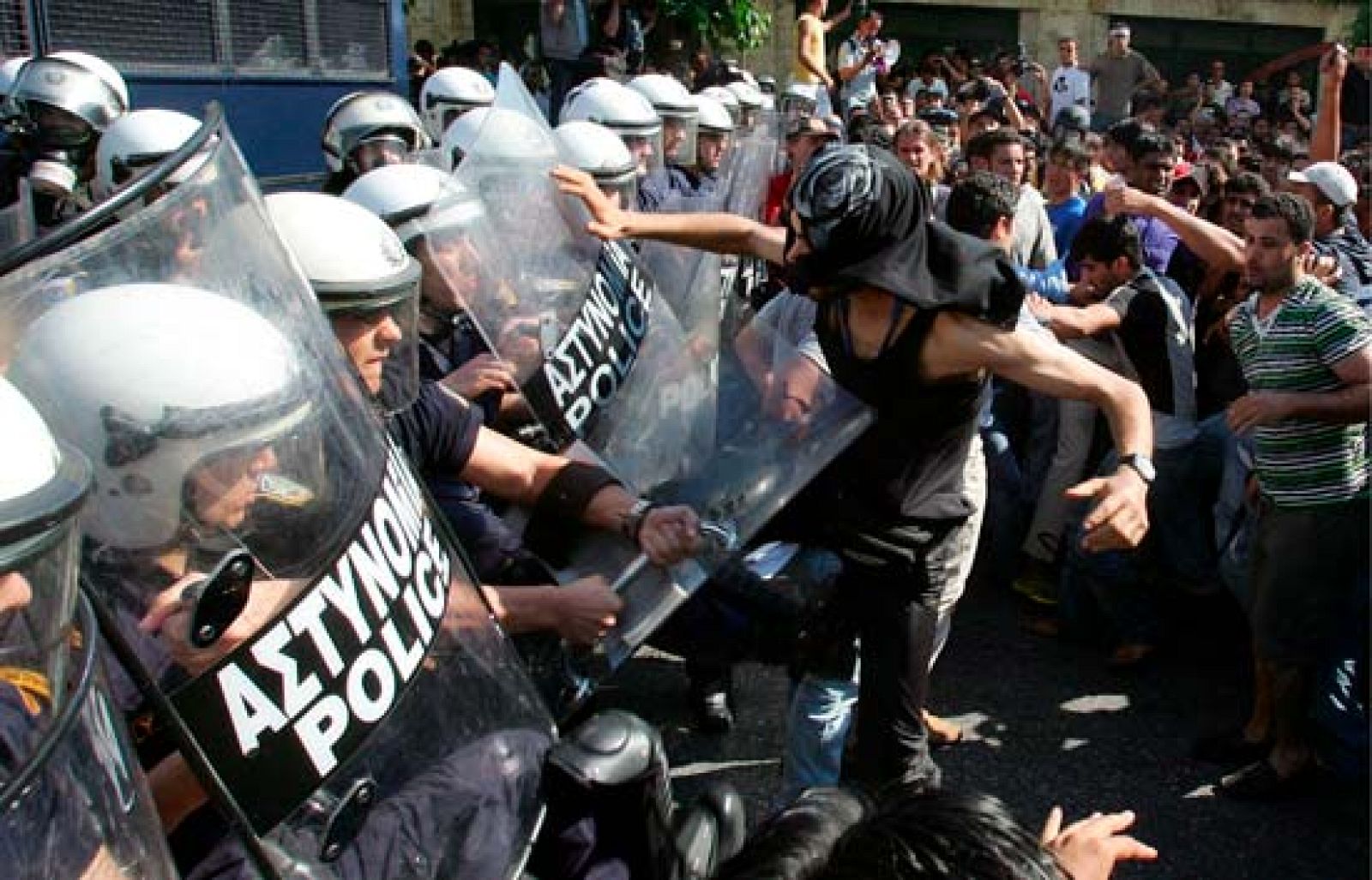 Cientos de inmigrantes musulmanes se manifiestan en el centro de Atenas | Ver