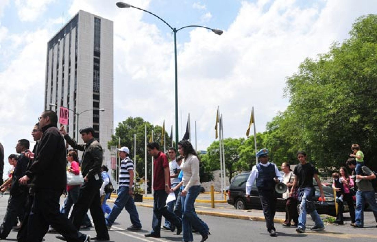 Noche 24 horas - Un fuerte seísmo, con una intensidad de entre 5,7 y 5,9 en la escala de Richter, ha sacudido México D.F - La noche en 24h | Ver