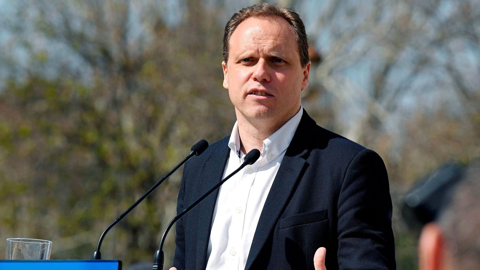 PSOE y Podemos critican que el PP quiera recortar las pensiones y Casado los acusa de demagogia