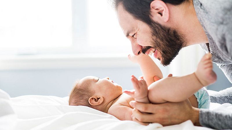 La ampliación de los permisos de paternidad a ocho semanas entra en vigor este lunes