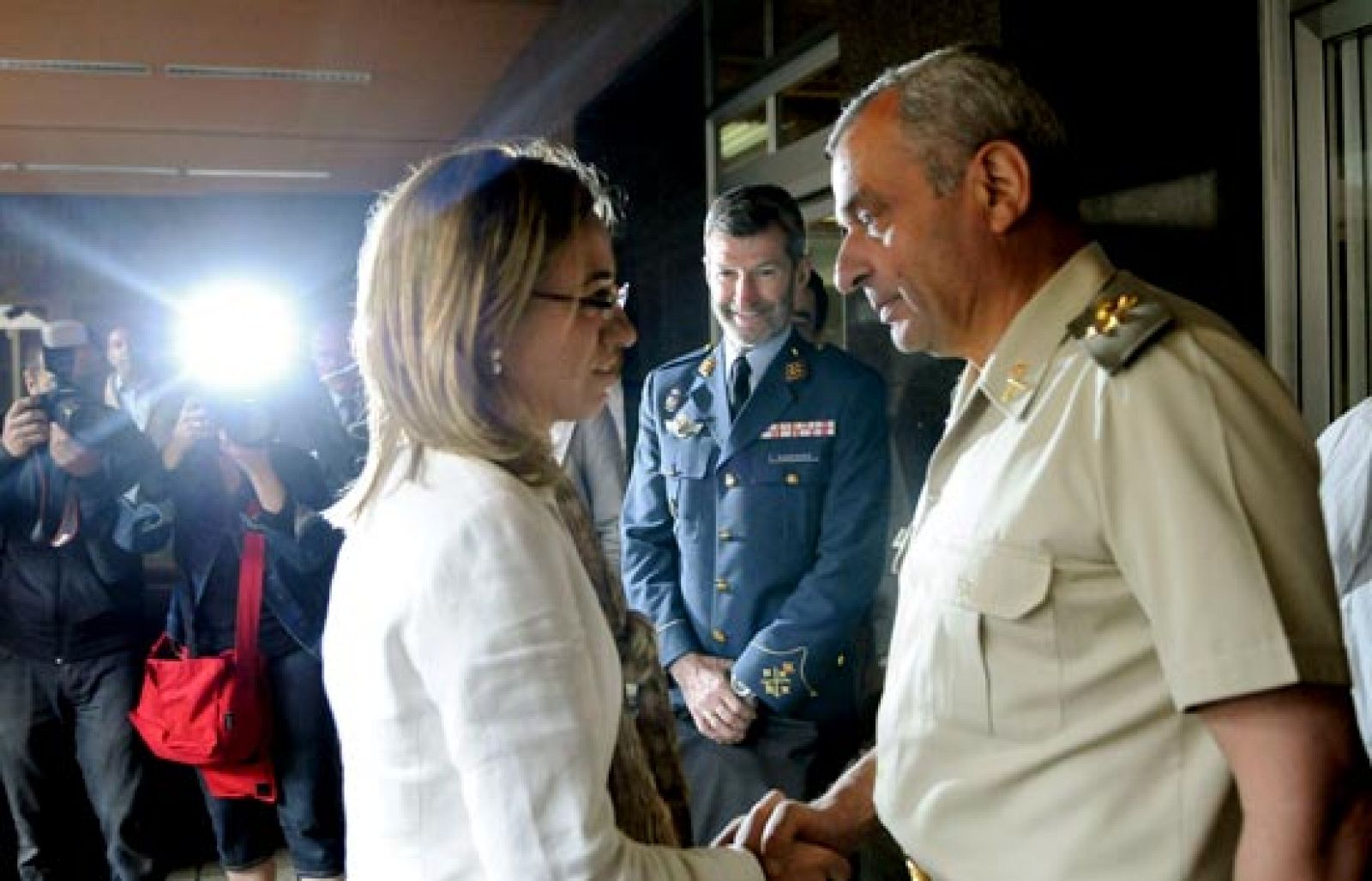 Chacón dice que el expediente aclarará quién autorizó la visita de los escolares al cuartel - Ciencia y tecnología en Rtve.es | Ver