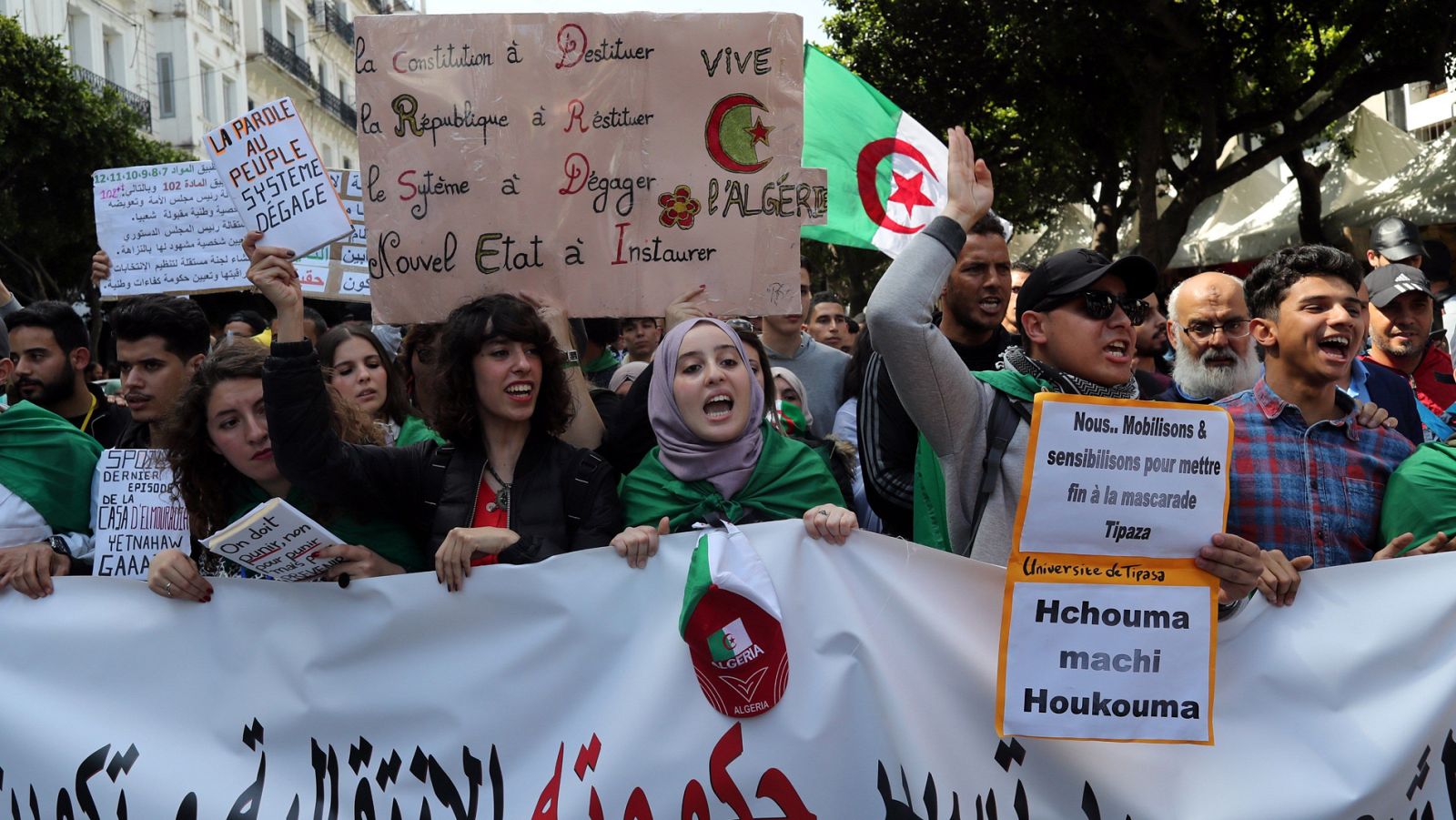 Los argelinos celebran "el fin de la era Buteflika" aunque el régimen continúa en el poder