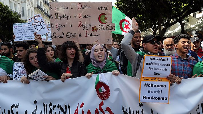 Telediario 1 - Los argelinos celebran "el fin de la era Buteflika" aunque el régimen continúa en el poder