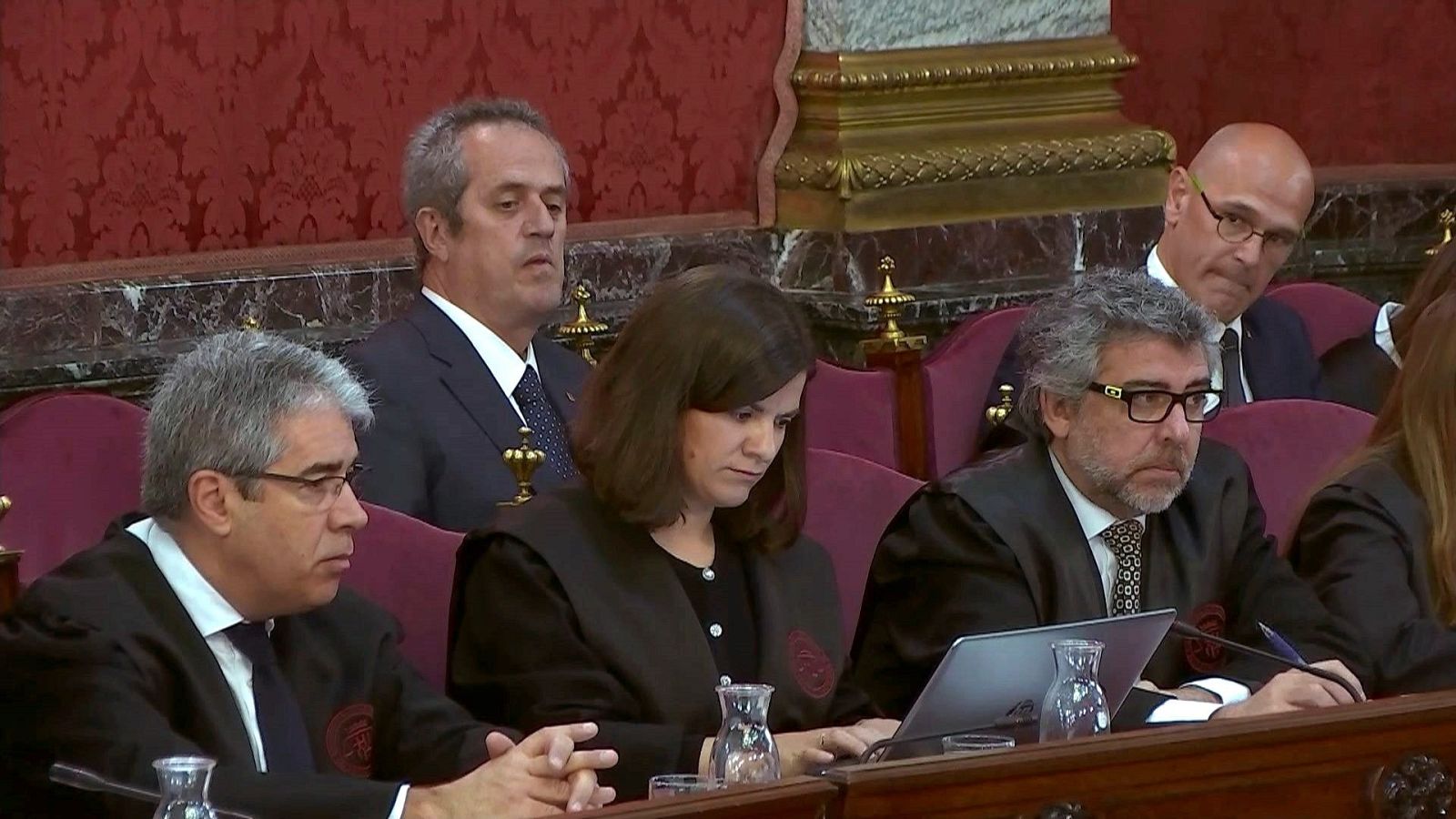 Un guardia civil del 1-O asegura que uno de los concentrados le intentó arrebatar el arma reglamentaria