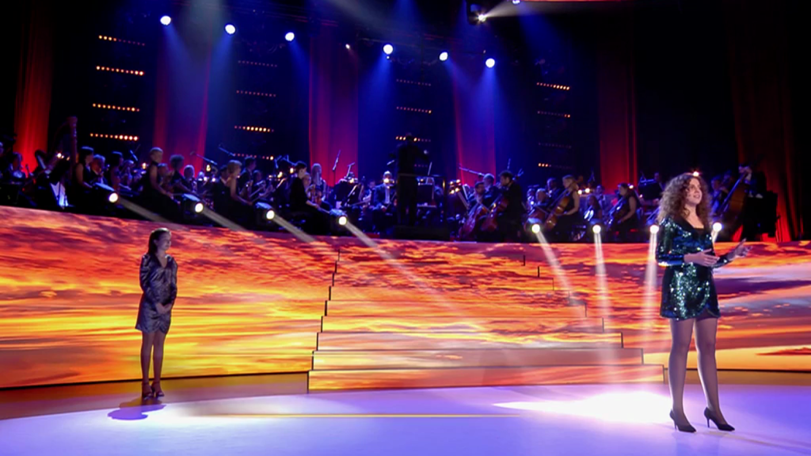 El elegante duelo de canto de Lola y Candela | Ver