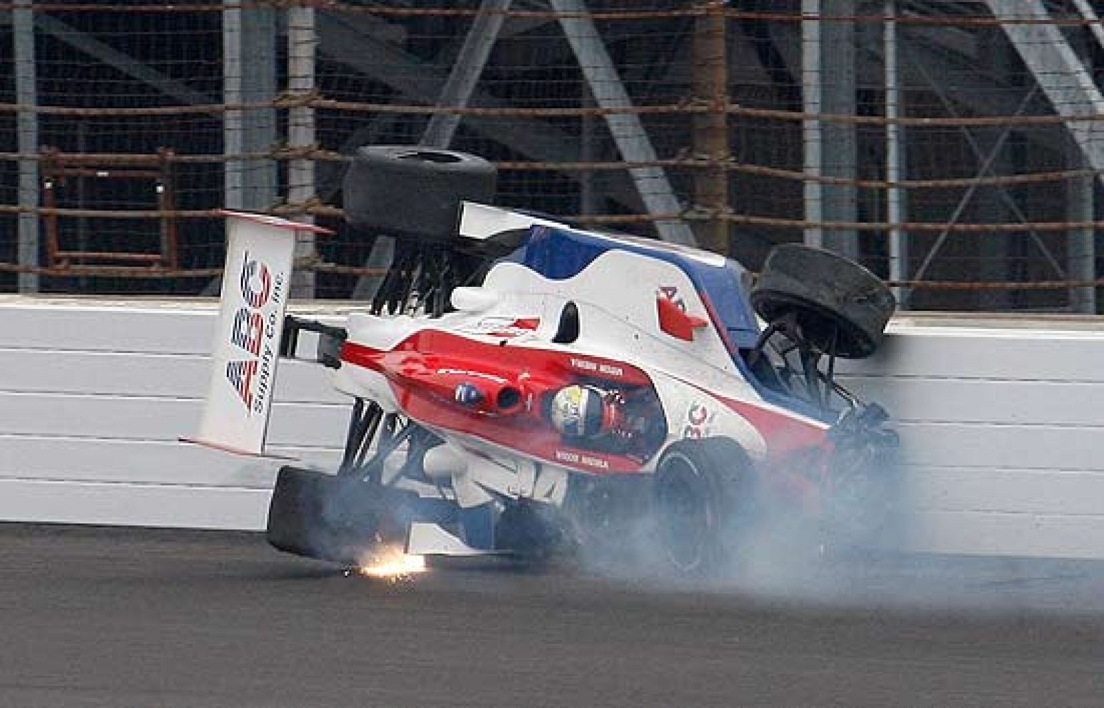 El piloto brasileño Helio Castroneves ha consiguido su tercera victoria en las 500 millas de Indianápolis, tras partir desde la  'pole position', en una prueba en la que el español Oriol Servi se  vio obligado a abandonar tras una avería en su coche.