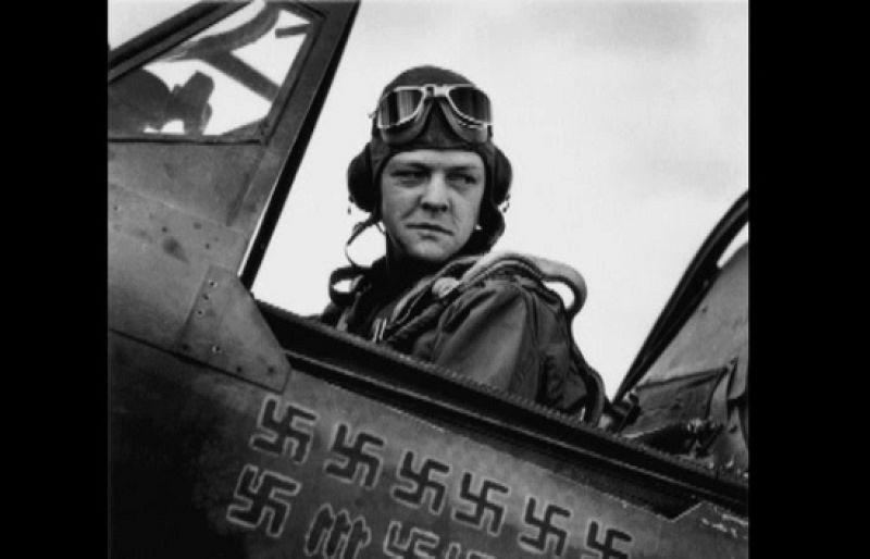 Robert Capa quería ser periodista y escribir novelas pero siempre se le recordará como el mejor fotógrafo de Guerra | Ver