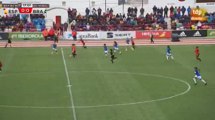  - Primera ocasión clara del partido para Jenni Hermoso