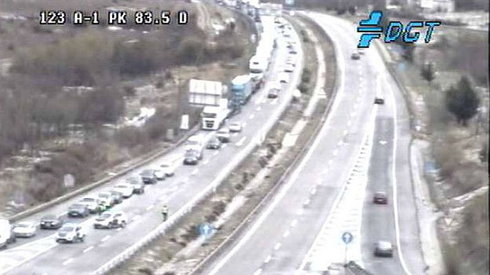 Telediario 1 - Casi 40 heridos y 50 vehículos accidentados en la A-1 a su p