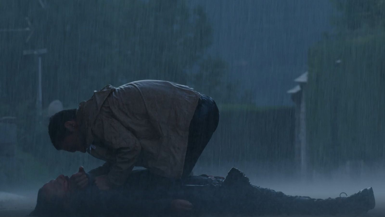 La Caza. Monteperdido - Ana presencia la paliza que su padre le da a Gaizka