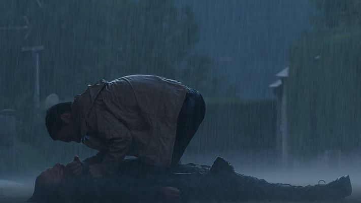 La caza - Ana presencia la paliza que su padre le da a Gaizka