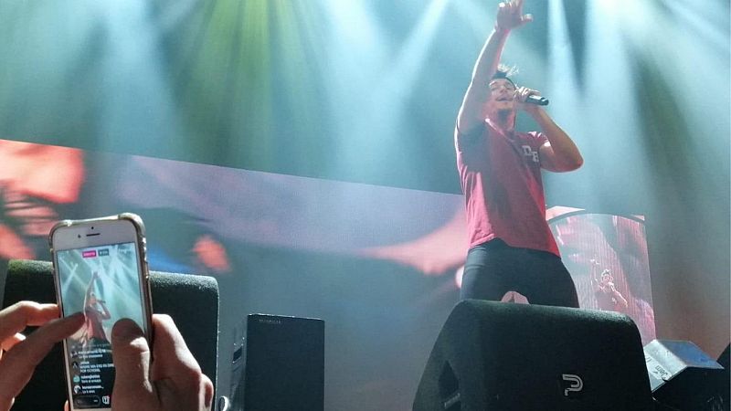 Miki canta "La venda" en el concierto de Eurovisin en msterdam