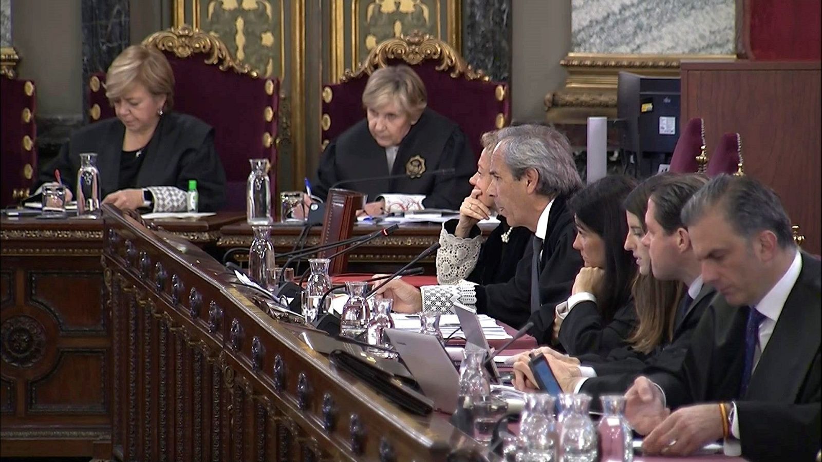 Un policía nacional del 1-O: "Nos llovieron conos, nos llovieron vallas, intentaron aislar a seis agentes"