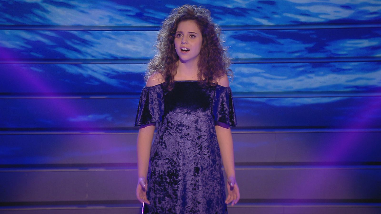 Candela canta en lírico Alfonsina y el mar | Ver