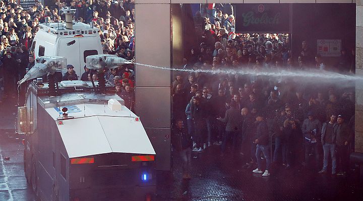 Telediario 1 - Detienen a 120 ultras italianos antes del Ajax-Juve