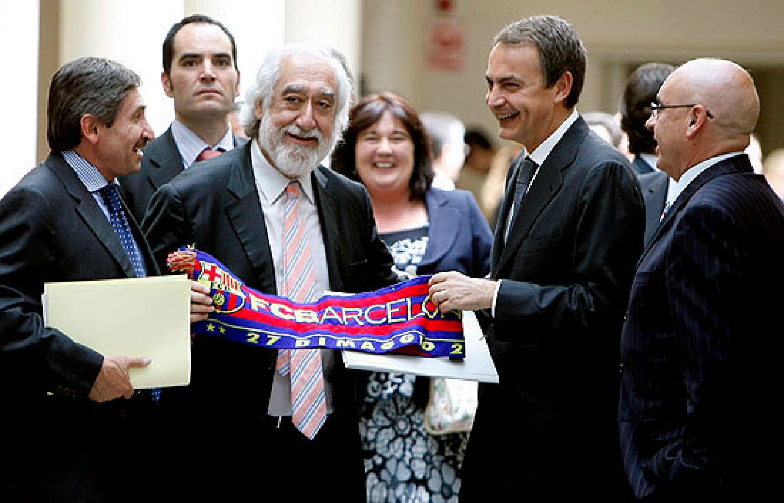 Zapatero irá  a la final de Roma a animar al Barcelona, habrá que ver si se pone la bufanda.