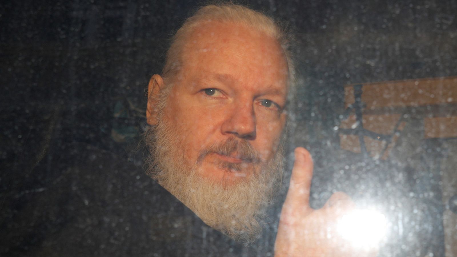 Julian Assange, detenido por la policía británica en la embajada ecuatoriana en Londres - Informativo 24h | Ver