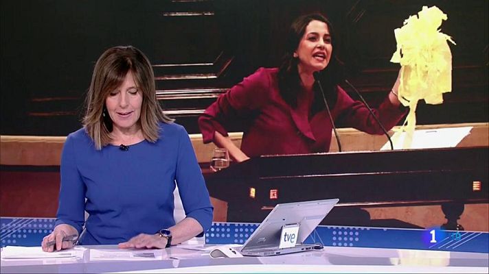 Telediario 1 - Arrimadas exhibe en el Parlament los lazos amarillos que ha retirado de lugares públicos