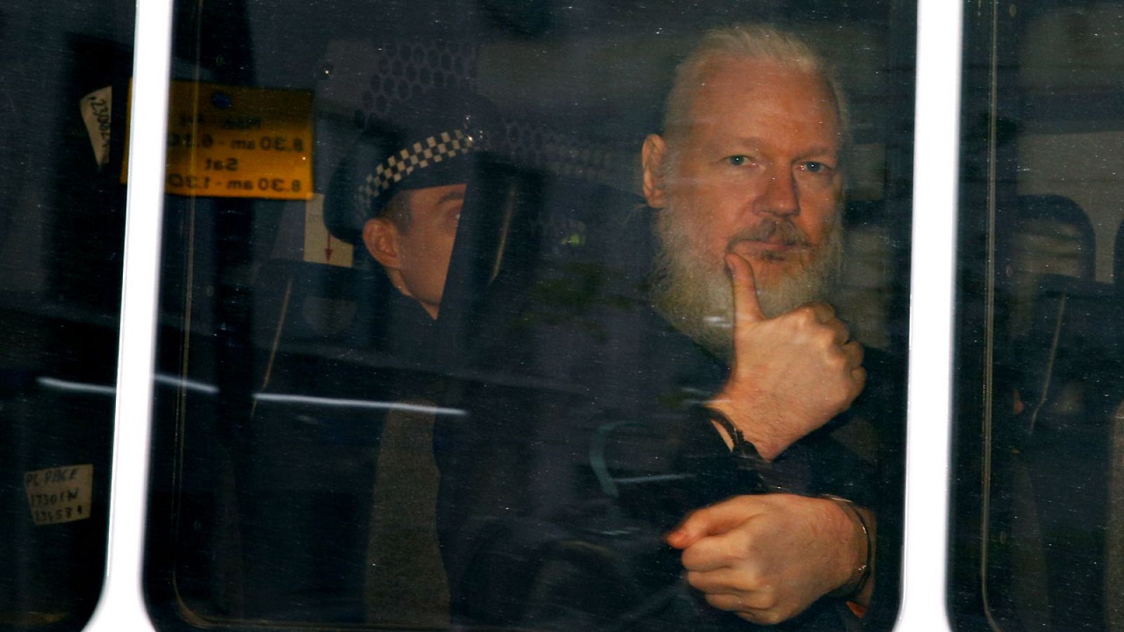 Assange - Assange, detenido en Reino Unido tras una petición de extradición desde Estados Unidos | Ver