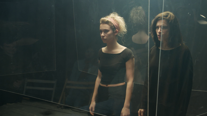 Cuéntame cómo pasó - Laia e Inés se llevan a lo personal la obra que interpretan