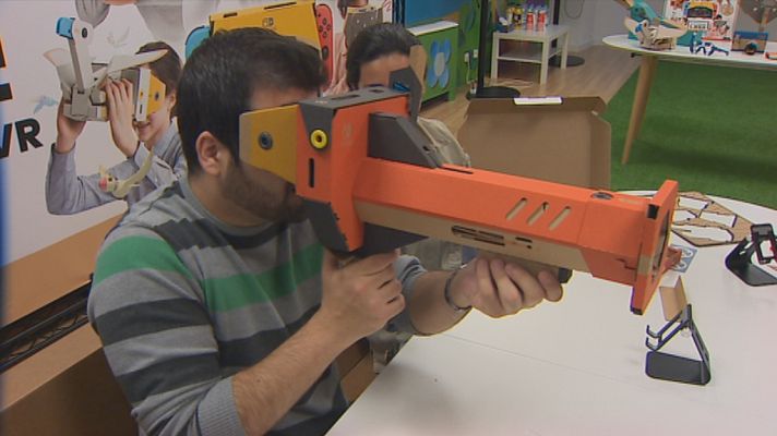 Telediario 1 - Nintendo estrena un kit de realidad virtual y manualidades para disfrutar de experiencias inmersivas
