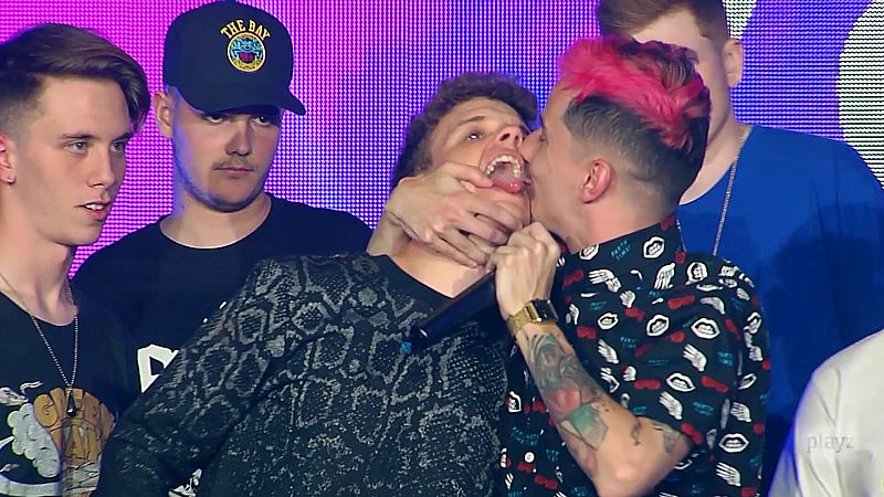 R�plica, la exhibici�n - El beso de Skone a Arkano en el freestyle final