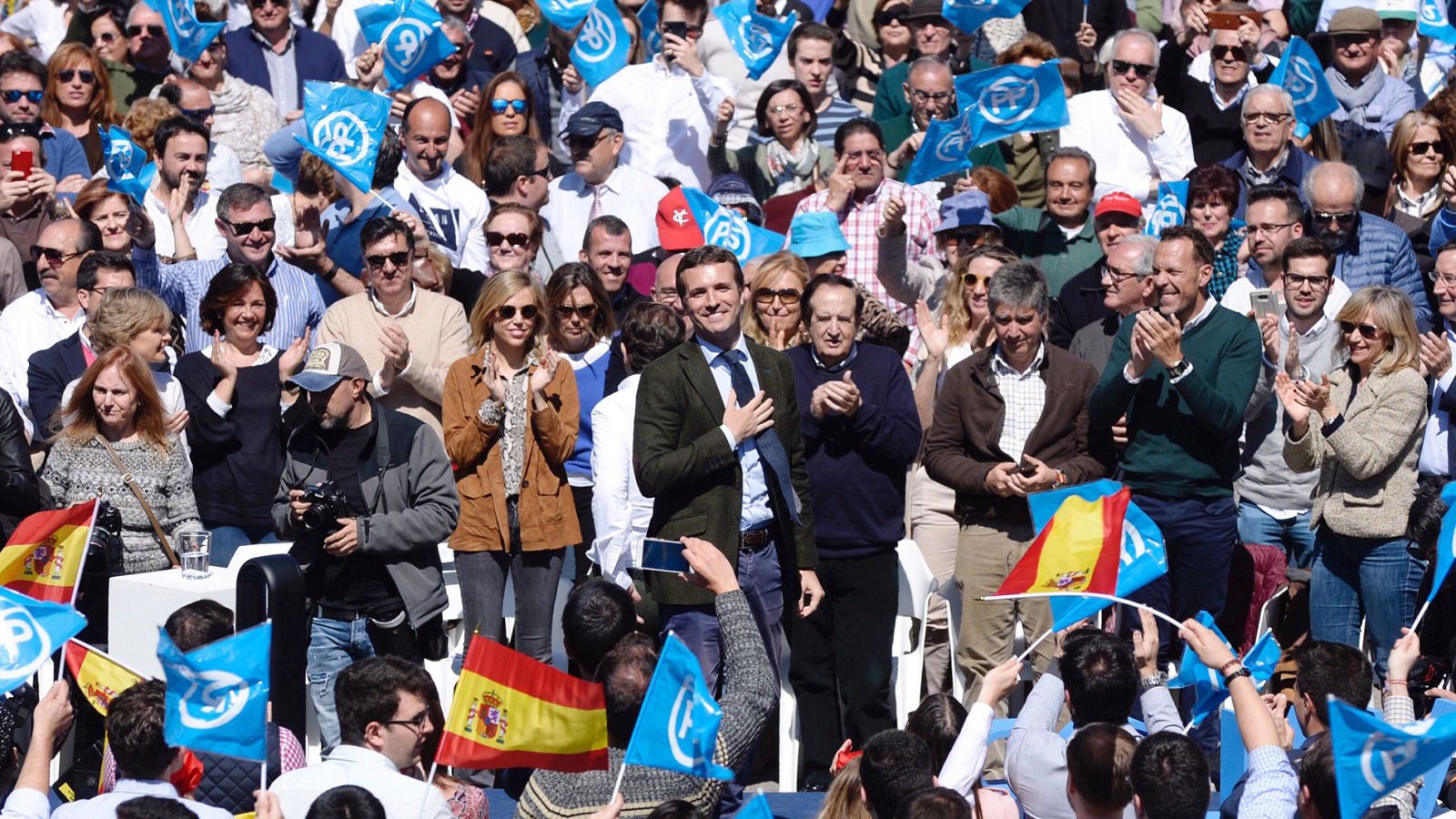 Casado insiste en que dejar España en manos del PSOE es un peligro para la economía y para la unidad nacional | Ver