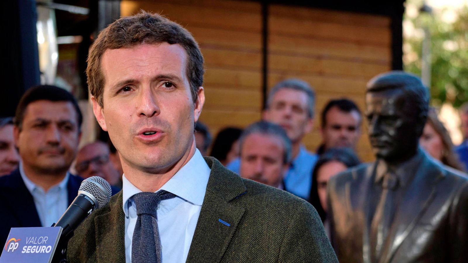 Pablo Casado critica el "silencio cómplice" de Sánchez y le pide que se posicione sobre la "violencia" en campaña