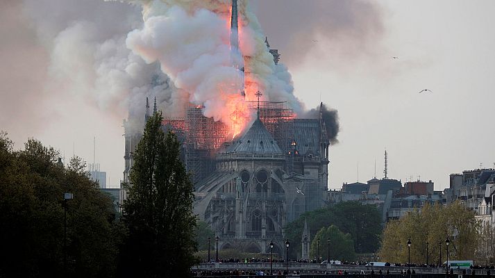 Informativo 24h - Un incendio devasta la catedral de Notre Dame en París