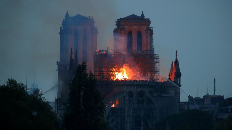 Un devastador incendio consume la catedral de Notre Dame en París
