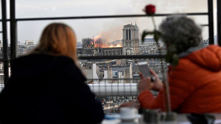 Telediario 1 - "Horror" y "tristeza": así han vivido las redes sociales el incendio en directo de Notre Dame