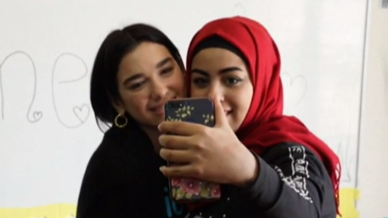 Dua Lipa visita un campo de refugiados - D Corazón | Ver