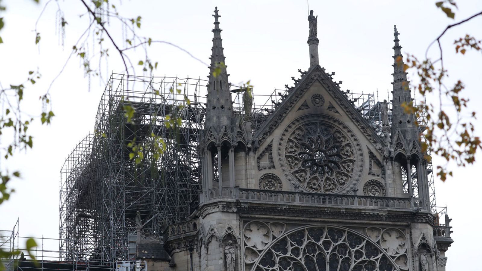 Una vez que se ha extinguido este martes "totalmente" el incendio que devastó durante horas la catedral Notre Dame de París, los investigadores se centran ahora en interrogar a los testigos para determinar el origen de las llamas. Según las autoridad