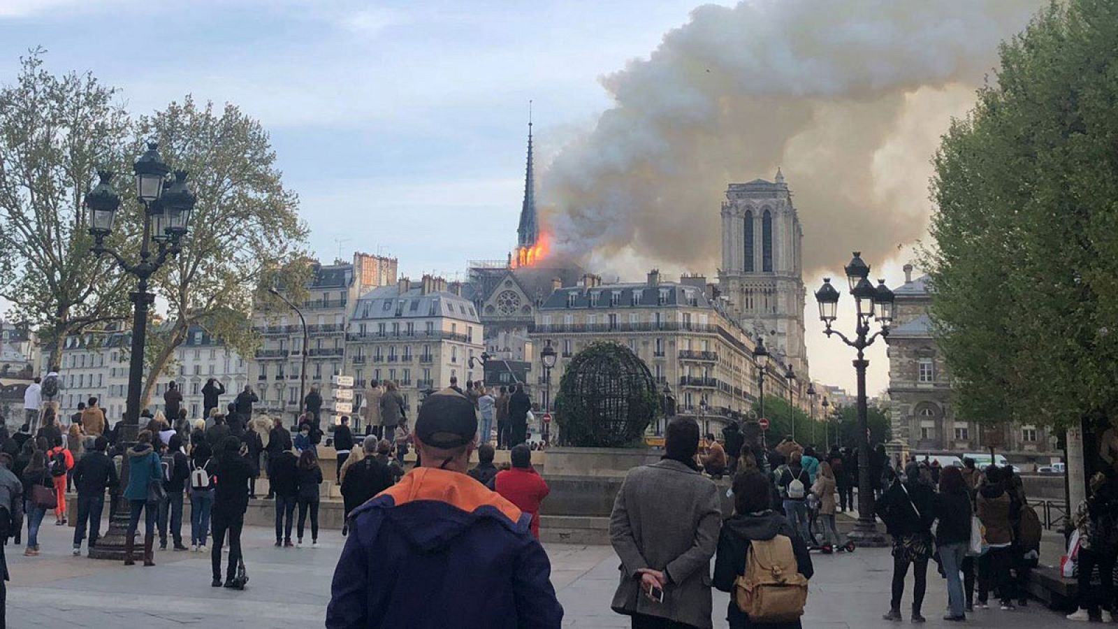 Antonia y Lola se encuentran con su familia de Barcelona pasando la Semana Santa en París. En el momento del fuego paseaban por Notre Dame. Desde la terraza de su hotel pudieron grabar la espectacularidad de las llamas. Como ellos, otros turistas esp