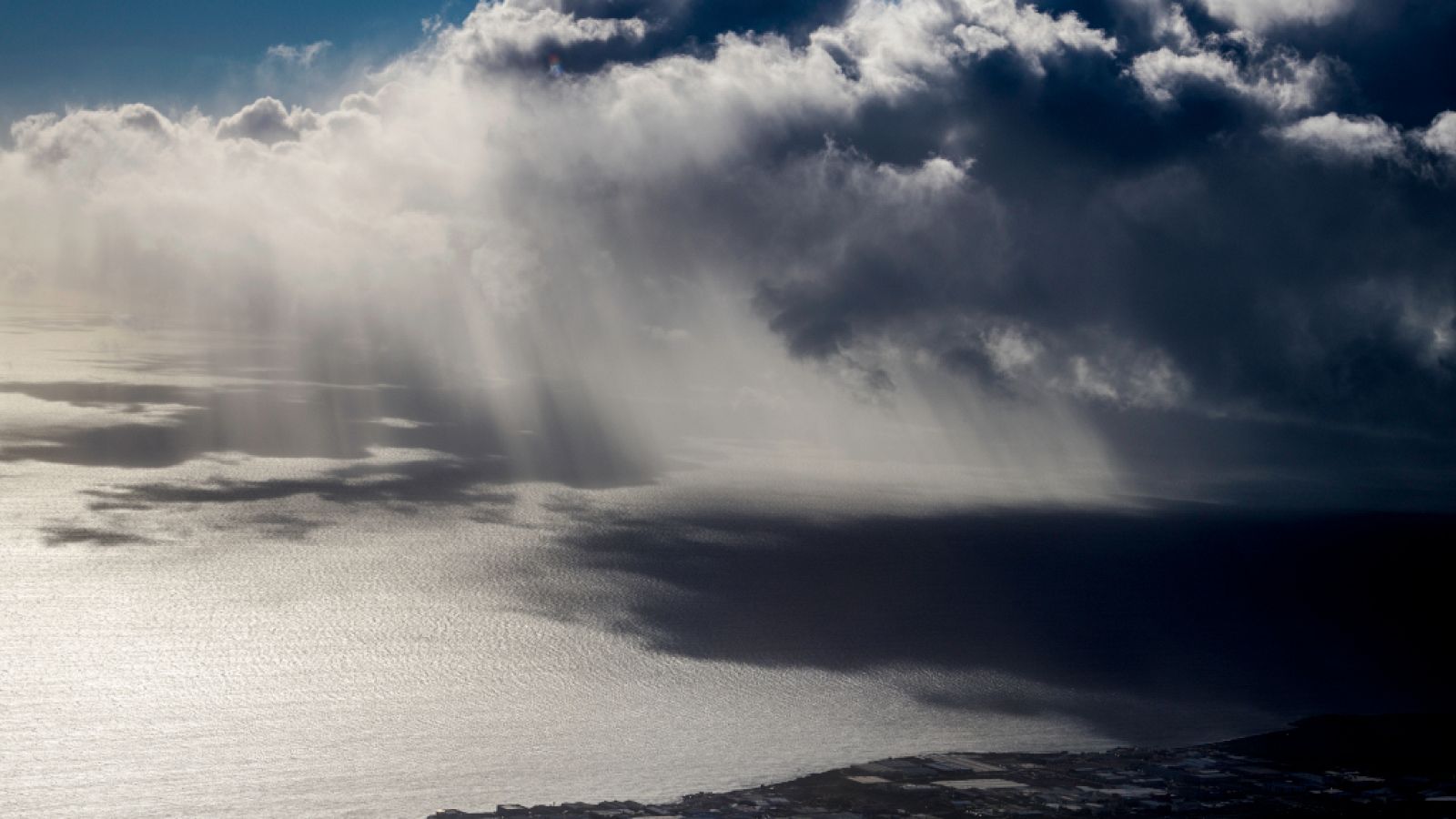 Aviso amarillo a 17 provincias con lluvias, tormentas, vientos y oleaje - Ver ahora
